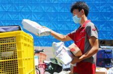 高温下坚守的快递小哥：将一份份包裹及时送到居民手中