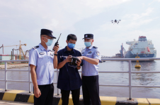 天津南疆边检站运用无人机开展港区空中巡查 警企共建 科技赋能