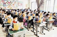 天津市大部分区域中小学幼儿园有序恢复线下教学 教室里又响起琅琅读书声