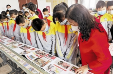 天津：“感悟非凡十年 学习党的二十大精神”剪报展吸引社区居民和学校师生